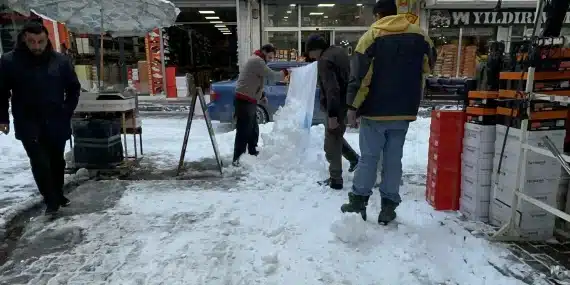 Esnafên li Wanê berfa ber deriyê dikanan bi xwe paqijkirin