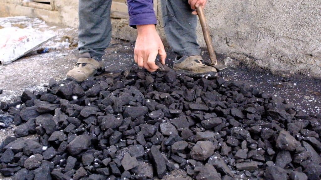 Van'da halka yardım kömürü yerine taş dağıttılar! - komur yardimi edremit 8