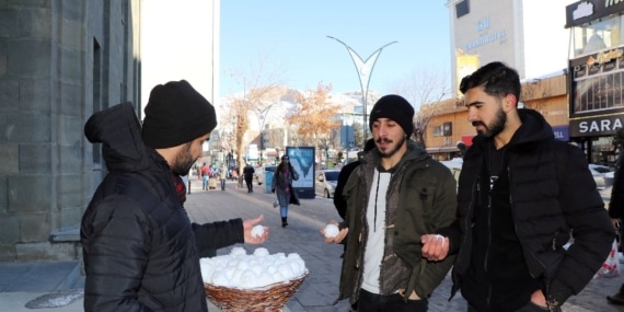 Ressam Onuk topladığı kar toplarıyla Van Gölü kuraklığına dikkat çekti