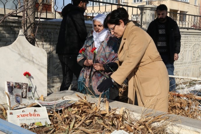 Gazete dağıtımcısı Karaağar mezarı başında anıldı - orhan karaagar anma1