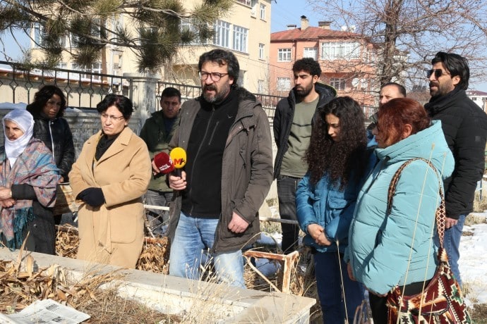 Gazete dağıtımcısı Karaağar mezarı başında anıldı - orhan karaagar anma3