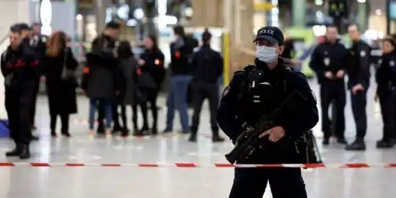 Paris’te bıçaklı saldırı: 5 kişi yaralandı