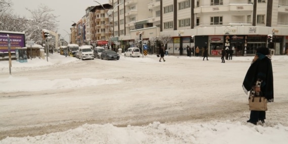 Van’da kar yağışı sürüyor: Çok sayıda mahalle yolu kapandı