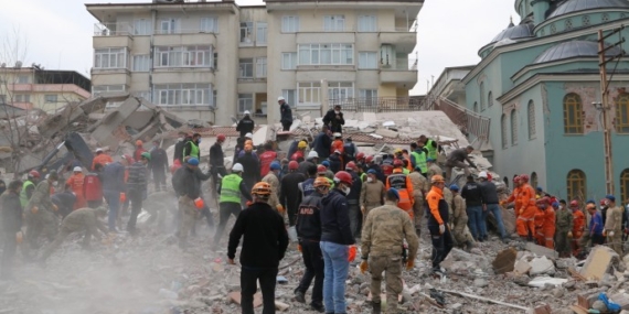 Malatya’dayaşanan depremde en az 3 kişi enkaz altında kaldı