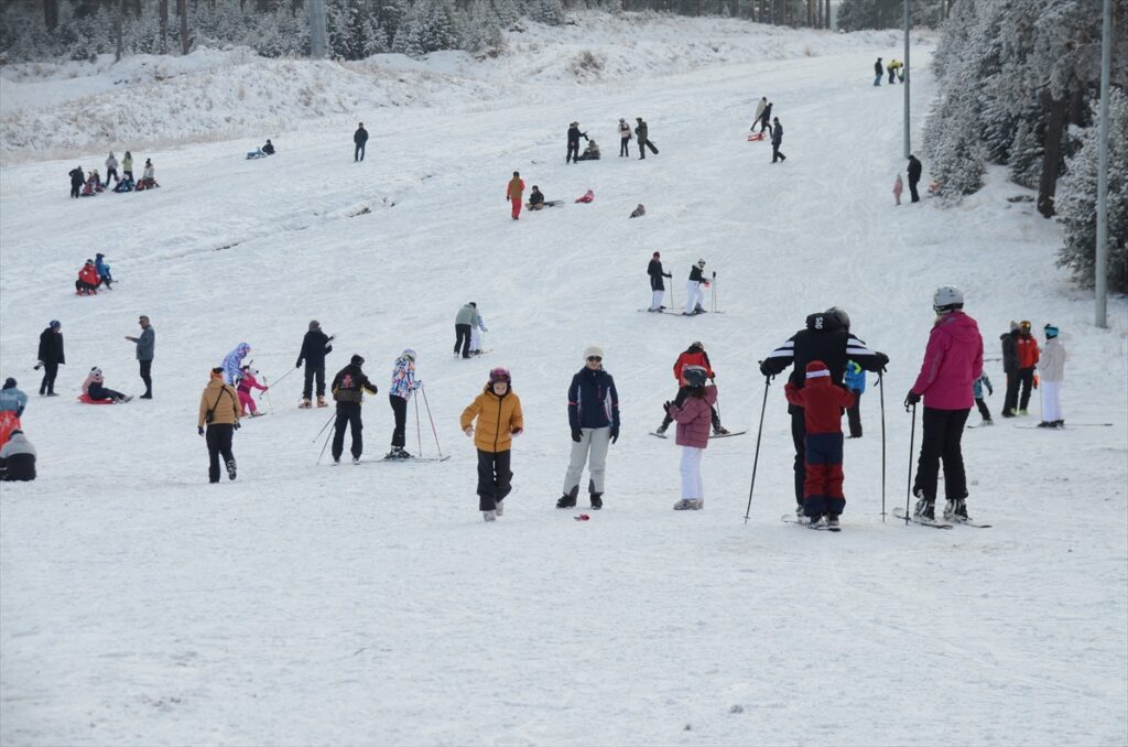 Cıbıltepe'de kayak sezonu başladı - AA 20230201 30140880 30140870 SARICAM ORMANLARI ARASINDAKI CIBILTEPEDE KAYAK SEZONU BASLADI