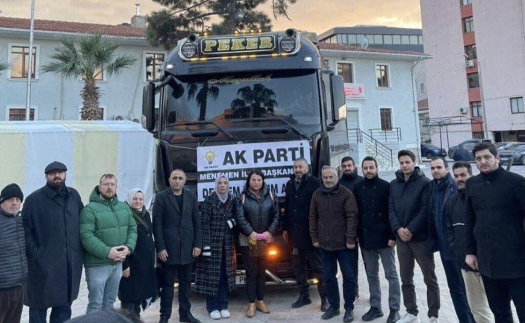 AKP’liler Valilik pankartını söküp AKP pankartını astı - AKPliler Valilik pankartini sokup AKP pankartini asti1