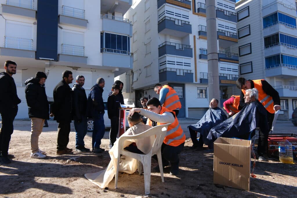 Berberên dilxwaz li herêma erdhejê xizmet didin welatiya - Bazarcix berber xizmet didin