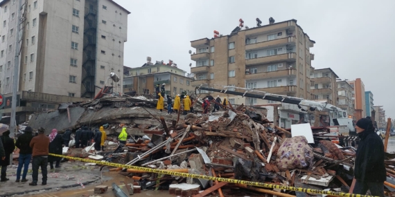 Uluslararası yardım çağrısının yapıldığı depremde bilanço ağırlaşıyor