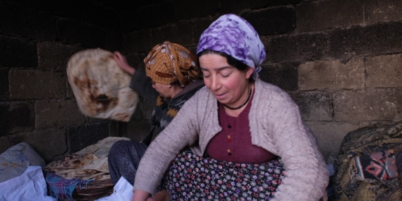 Vanlı kadınlar depremzedeler için kolları sıvadı