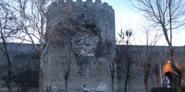 UNESCO Dünya Kültür Mirası Listesi’nde olan Diyarbakır surlarında, deprem nedeniyle göçük meydana geldi.