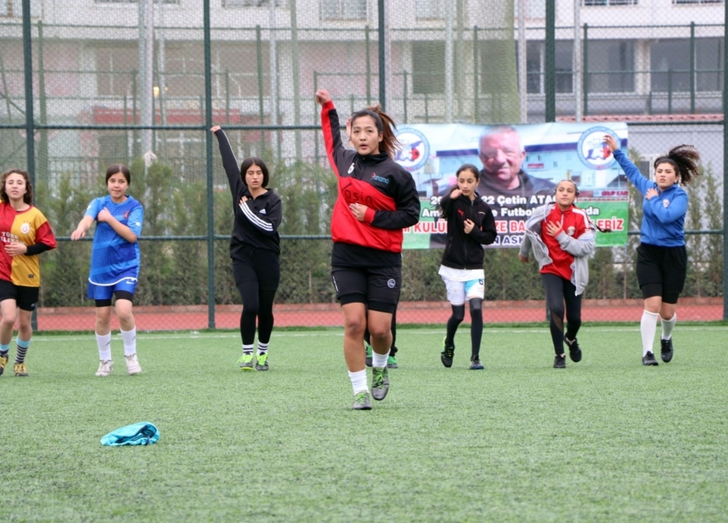 Afganistanlı kadınlara umut olmak için okuma mücadelesi veriyor - afganistanli kadin futbolcu 1