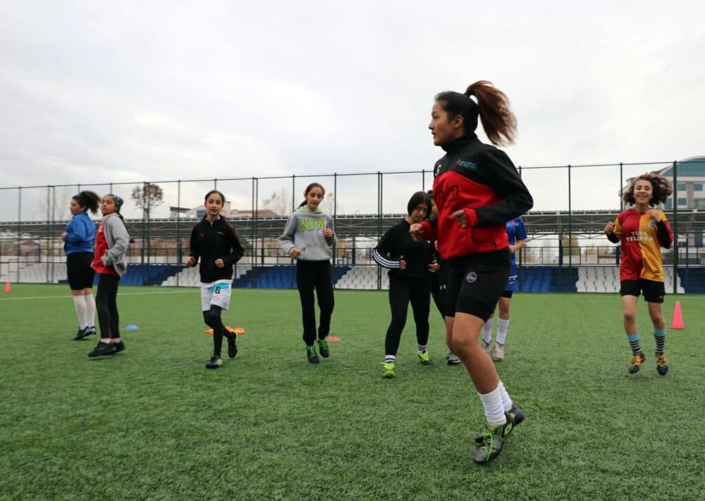 Bo hêvî bide jinên Efxanîstanê têkoşîna xwendinê dide - afganistanli kadin futbolcu 3 1024x728 1