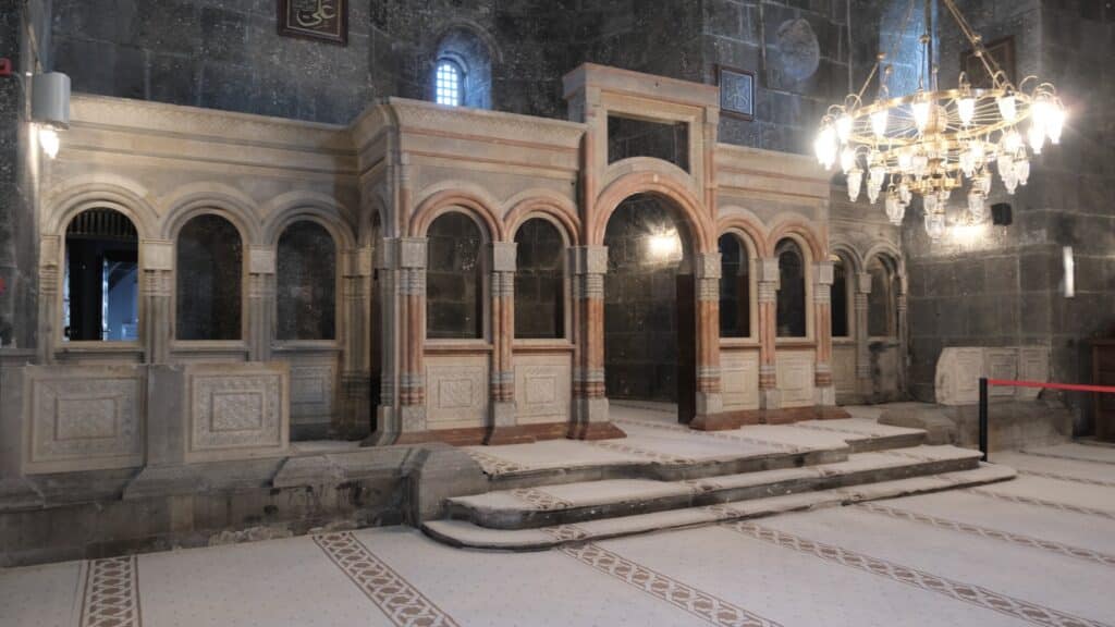 Kars’ta kiliseler ‘camii’ olarak kullanılıyor - kiliseler cami 1
