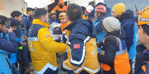 Deprem bölgelerinde ekipler arasında yaşanan şov tepki çekti