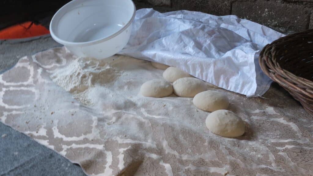 Vanlı kadınlar depremzedeler için kolları sıvadı - van kadinlar ekmek 2