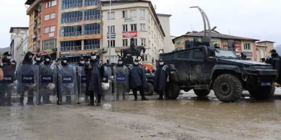 Hakkari’de insan zinciri oluşturmak da yasaklandı