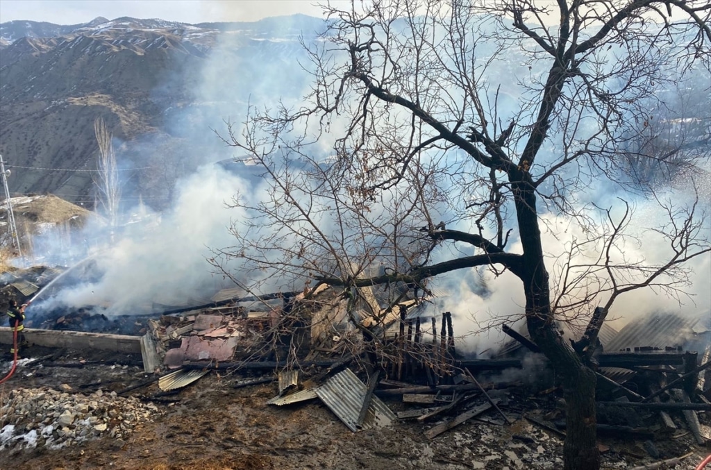 Erzurum’da yangın: 4 ev kullanılamaz hale geldi - AA 20230302 30453090 30453087 ERZURUMDA 4 EV YANARAK KULLANILAMAZ HALE GELDI