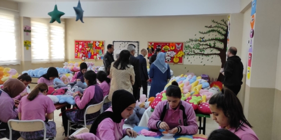 Ağrılı öğrencilerden depremzede çocuklar için oyuncak üretimi