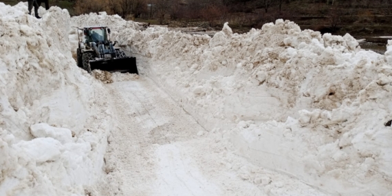 Hakkari’de çığ nedeniyle kapanan yol açıldı