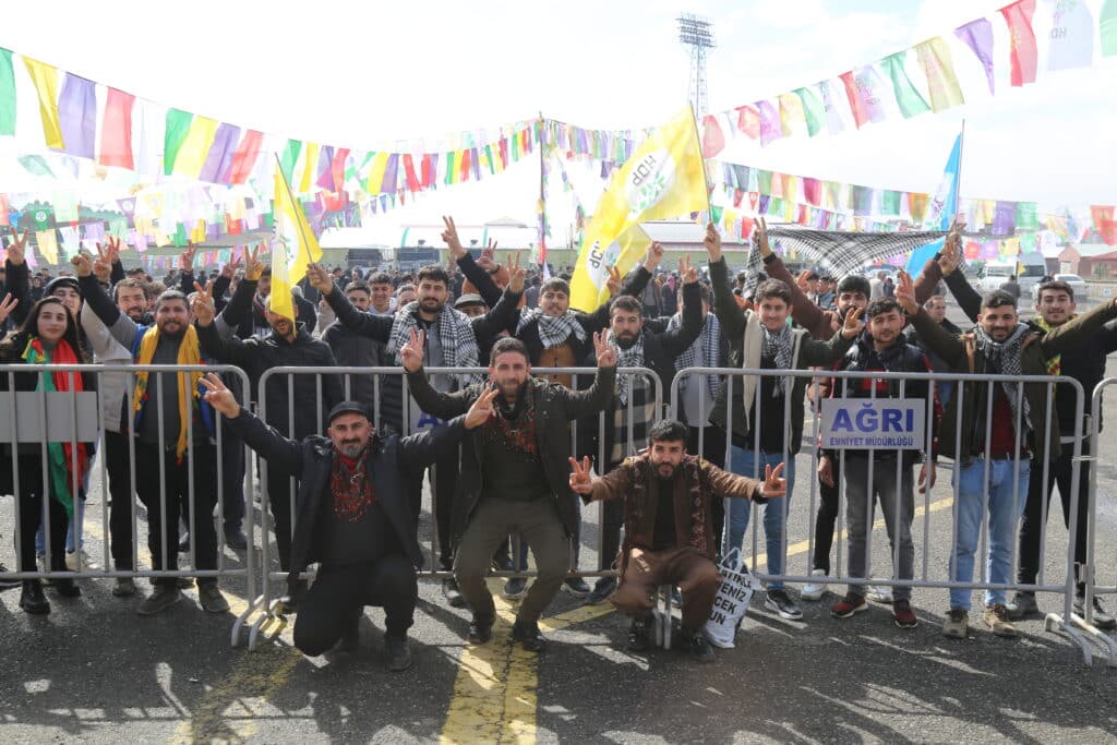 Gelê Agiriyê ber bi qada Newrozê ve diherike - Gele Agiriye ber bi qada Newroze ve diherike 1
