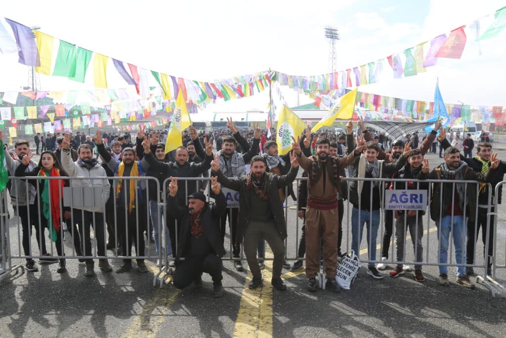 Gelê Agiriyê ber bi qada Newrozê ve diherike - Gele Agiriye ber bi qada Newroze ve diherike 3