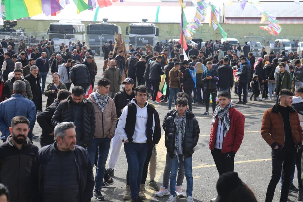 Gelê Agiriyê ber bi qada Newrozê ve diherike - Gele Agiriye ber bi qada Newroze ve diherike 4
