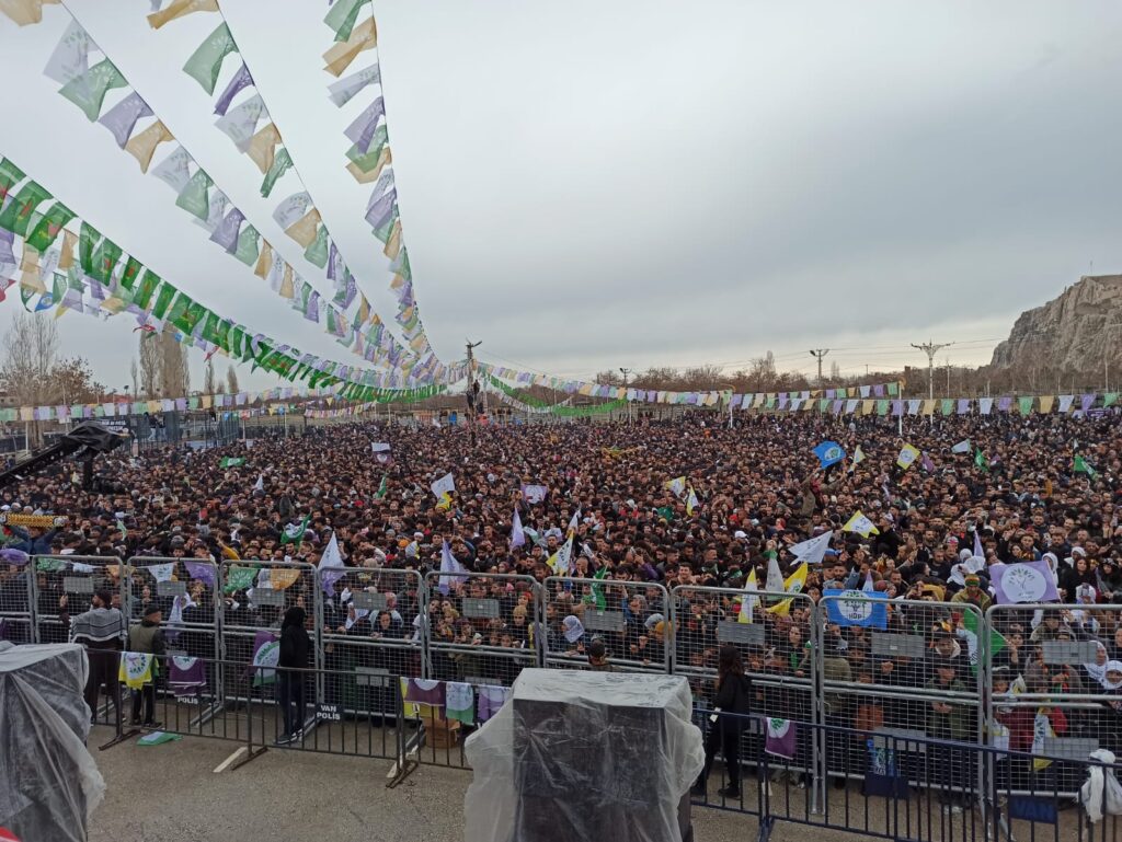 Van Newrozu'nda seslenen Oluç: Yılların hesabını soracağız - WhatsApp Image 2023 03 19 at 12.30.39