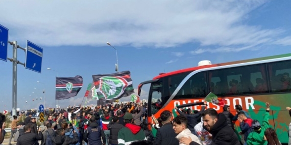 Irkçı saldırıya uğrayan AmedSpor’a kitlesel karşılama