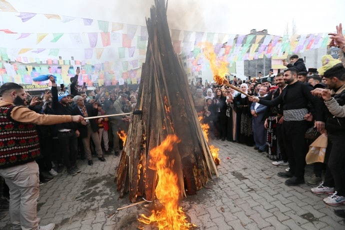 Newroz ateşinin ısıttığı Doğubayazıt’ta: Bu Newroz özgürlük Newrozu olacak - dogubayazit newroz kutlamasi son1