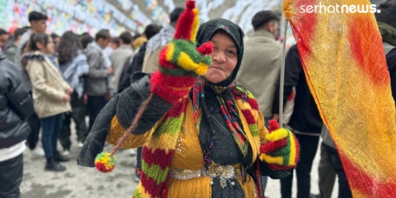 Hakkari’de halk rengarenk yöresel kıyafetleriyle Newroz alanında