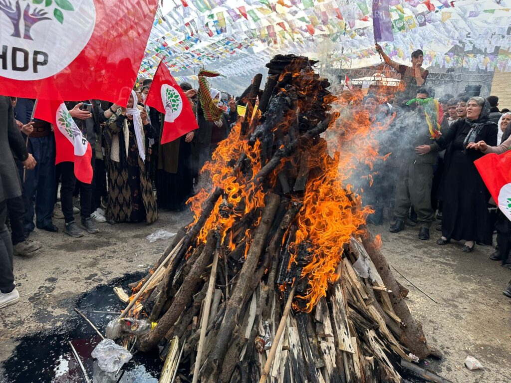 Hakkari’de binlerin katılımıyla Newroz ateşi yakıldı - hakkari newroz atesi yakildi 1