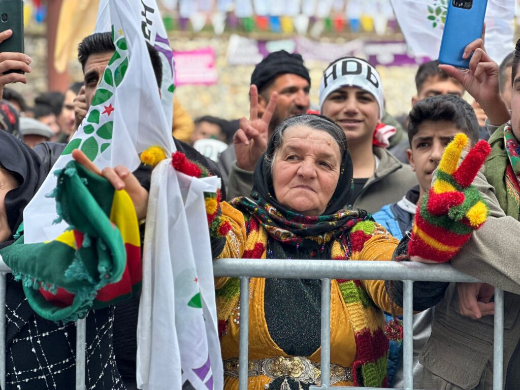 Hakkari’de binlerin katılımıyla Newroz ateşi yakıldı - hakkari newroz atesi yakildi 3