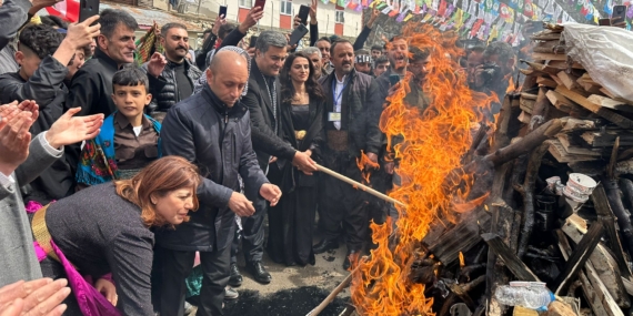 Hakkari’de binlerin katılımıyla Newroz ateşi yakıldı