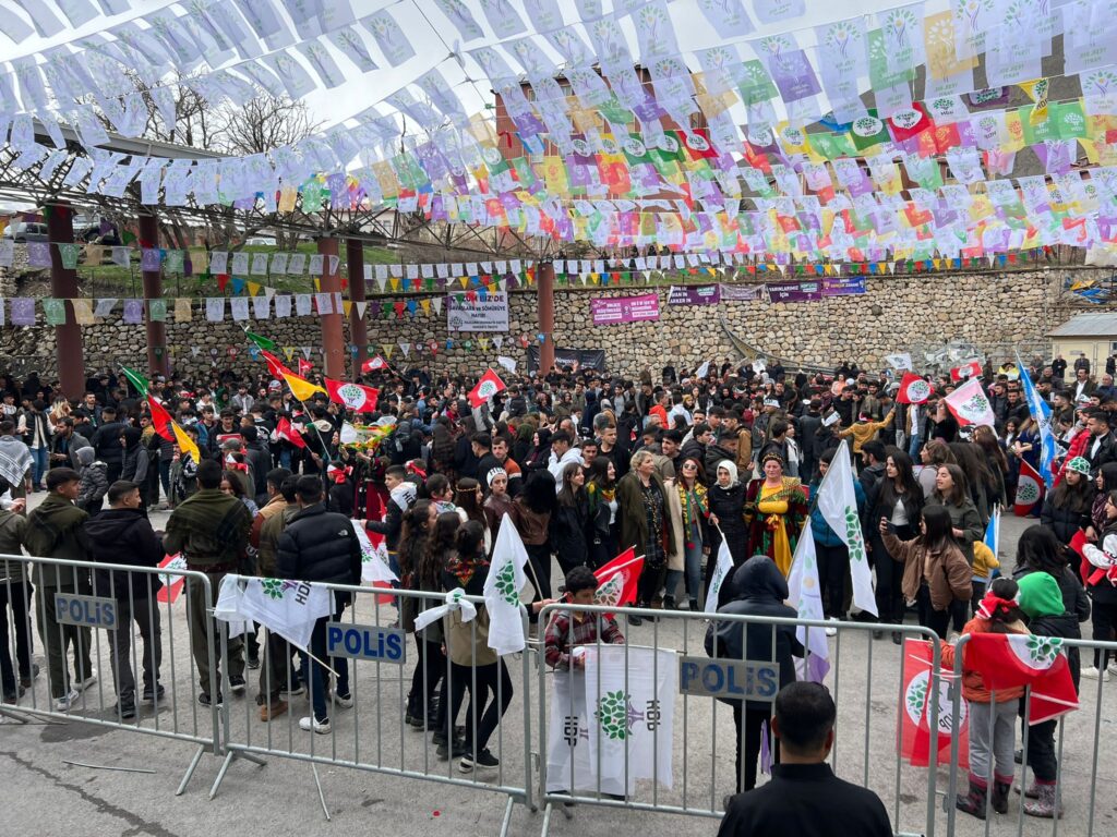 Hakkari’de binlerin katılımıyla Newroz ateşi yakıldı - hakkari newroz1 1 1