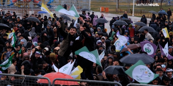 Yağışa rağmen tarihi Van Kalesi eteklerine Newroz akını