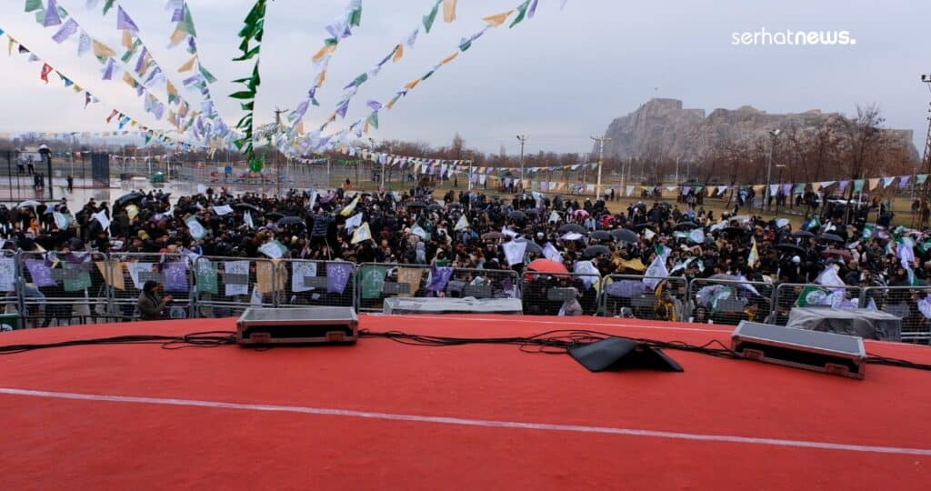 Yağışa rağmen tarihi Van Kalesi eteklerine Newroz akını - newroz van 3