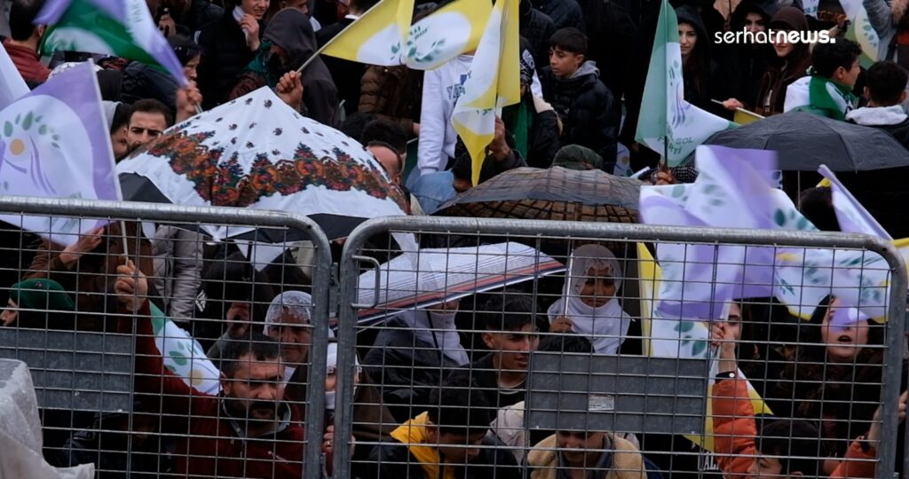 Yağışa rağmen tarihi Van Kalesi eteklerine Newroz akını - newroz van 4