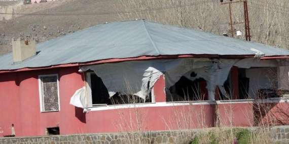 Van’da rüzgar çatıları uçurdu ağaçları devirdi