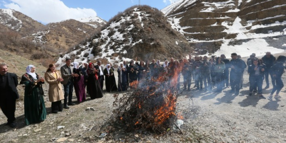 Şemdinli’de Newroz ateşi Rewşenê Vadisi’nde yakıldı