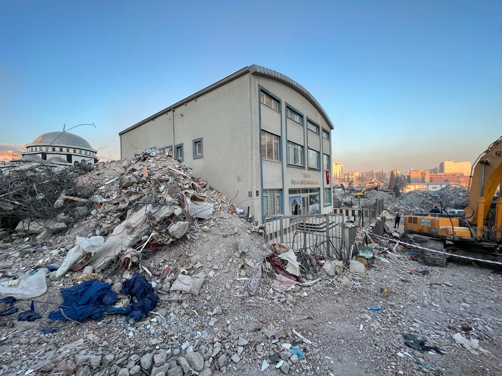 Maraş'ta yıkıcı depreme dayanan binaların hikayesi - tmmob binasi imo baskani 1