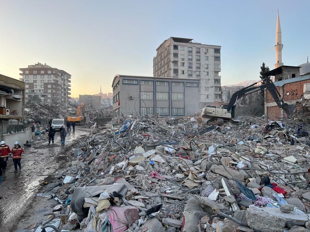 Maraş'ta yıkıcı depreme dayanan binaların hikayesi - tmmob binasi imo baskani 3
