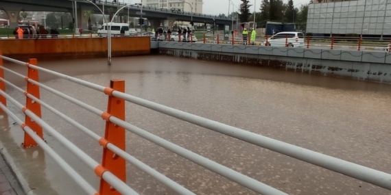 Selde köprüde mahsur kalan 6 kişi yüzerek kurtuldu