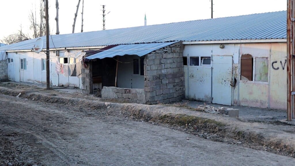 Van’daki 12 yıllık prefabrik evler çamur içerisinde - van deprem prefabrik 6