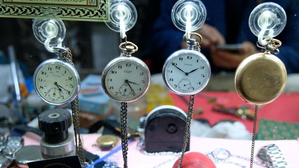 Zamanın ötesinden gelen antika saatler - van en eski saatci 6