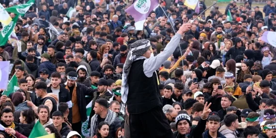 Temelliyê HDP’î di Newroza Wanê de axivî: Em ê di hilbijartinê de bersiv bidin talankirinê