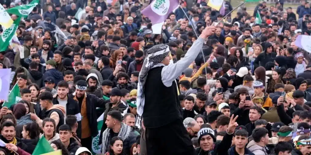 Mehmet Gur nivîsî: Bi çoşa Newrozê ber bi hilbijartinan ve - van newroz atse harlama 4 1140x570 2