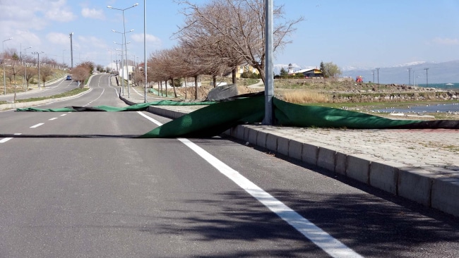 Van'da rüzgar çatıları uçurdu ağaçları devirdi - vanda kuvvetli ruzgar catilar uctu 4791 dhaphoto1