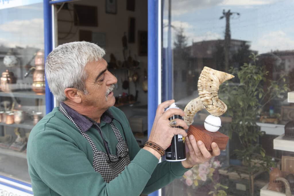 Bitlis’te koç boynuzlarından dekoratif ürünler - AA 20230407 30789872 30789867 BITLISLI USTA KOC BOYNUZLARINI DEKORATIF URUNLERE DONUSTURUYOR