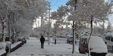 Erzurum, ilkbaharda yağan karla beyaza büründü