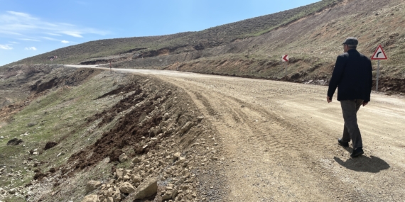 Hakkari’de sağanak sonrası çöken yol onarıldı